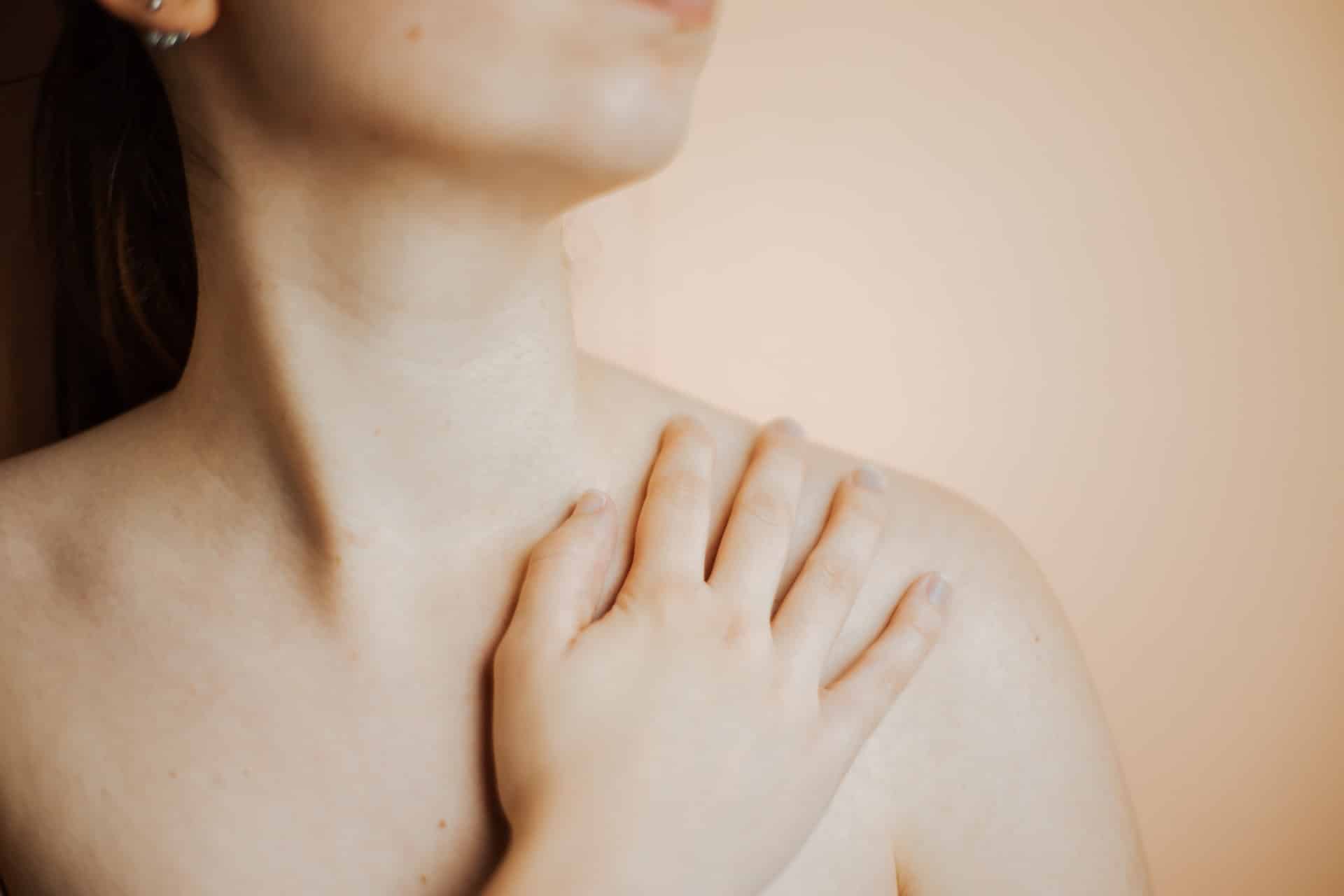 woman with shoulder pain